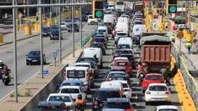 Colas de coches junto a unas obras en Barcelona / ARCHIVO