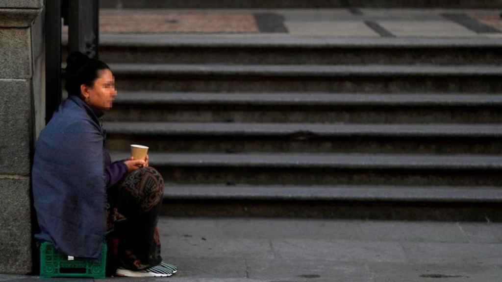 Una mujer pide dinero en la calle / EFE