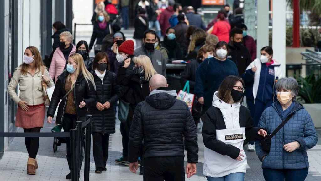 Vecinos de Barcelona pasean por el centro comercial Glòries / EFE