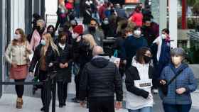 Vecinos de Barcelona pasean por el centro comercial Glòries / EFE