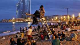 Playa de la Barceloneta durante lo noche de hogueras de San Juan en Barcelona / EFE