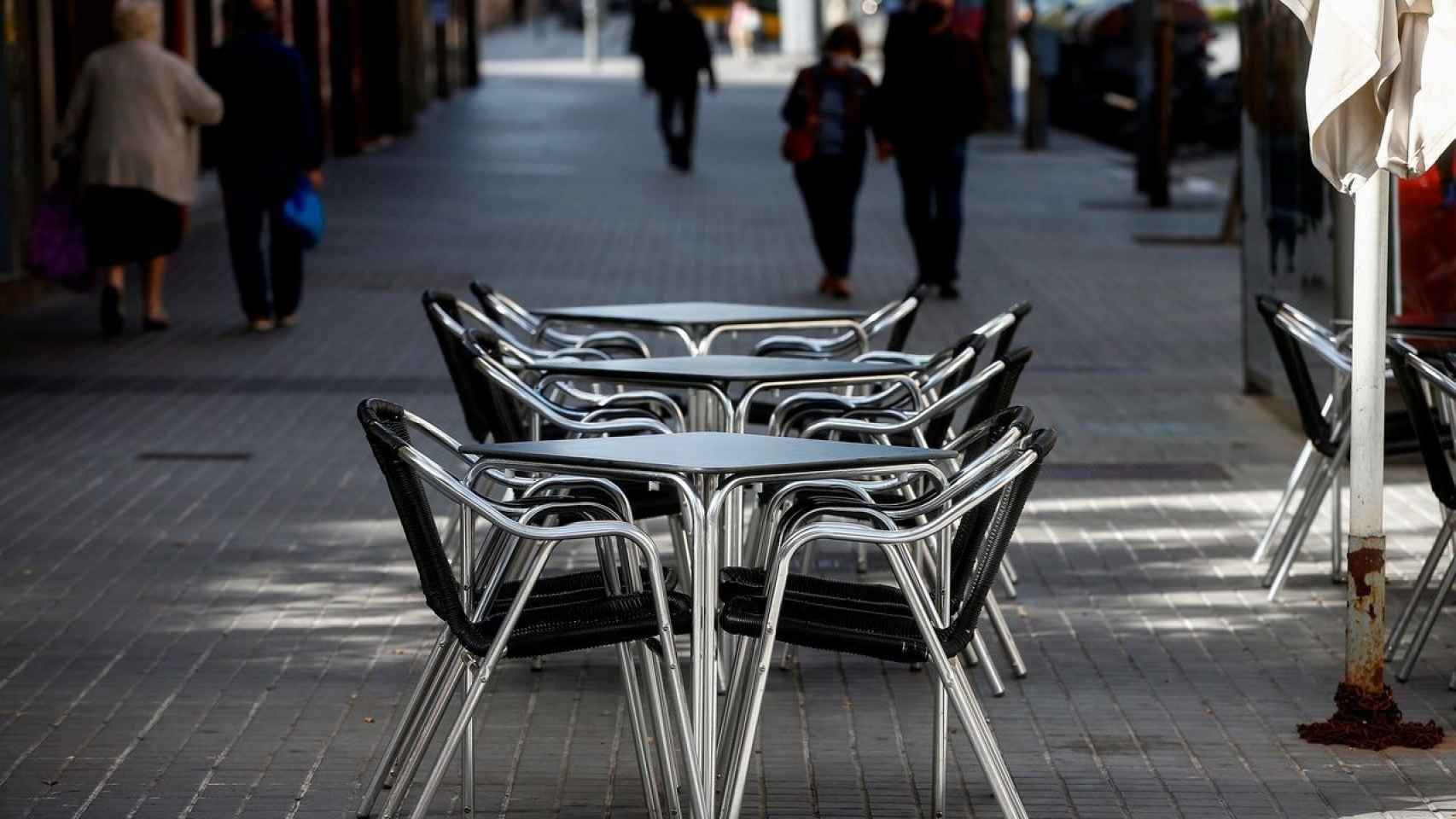 Aspecto de una terraza vacía en el barrio de la Barceloneta, en Barcelona / EFE