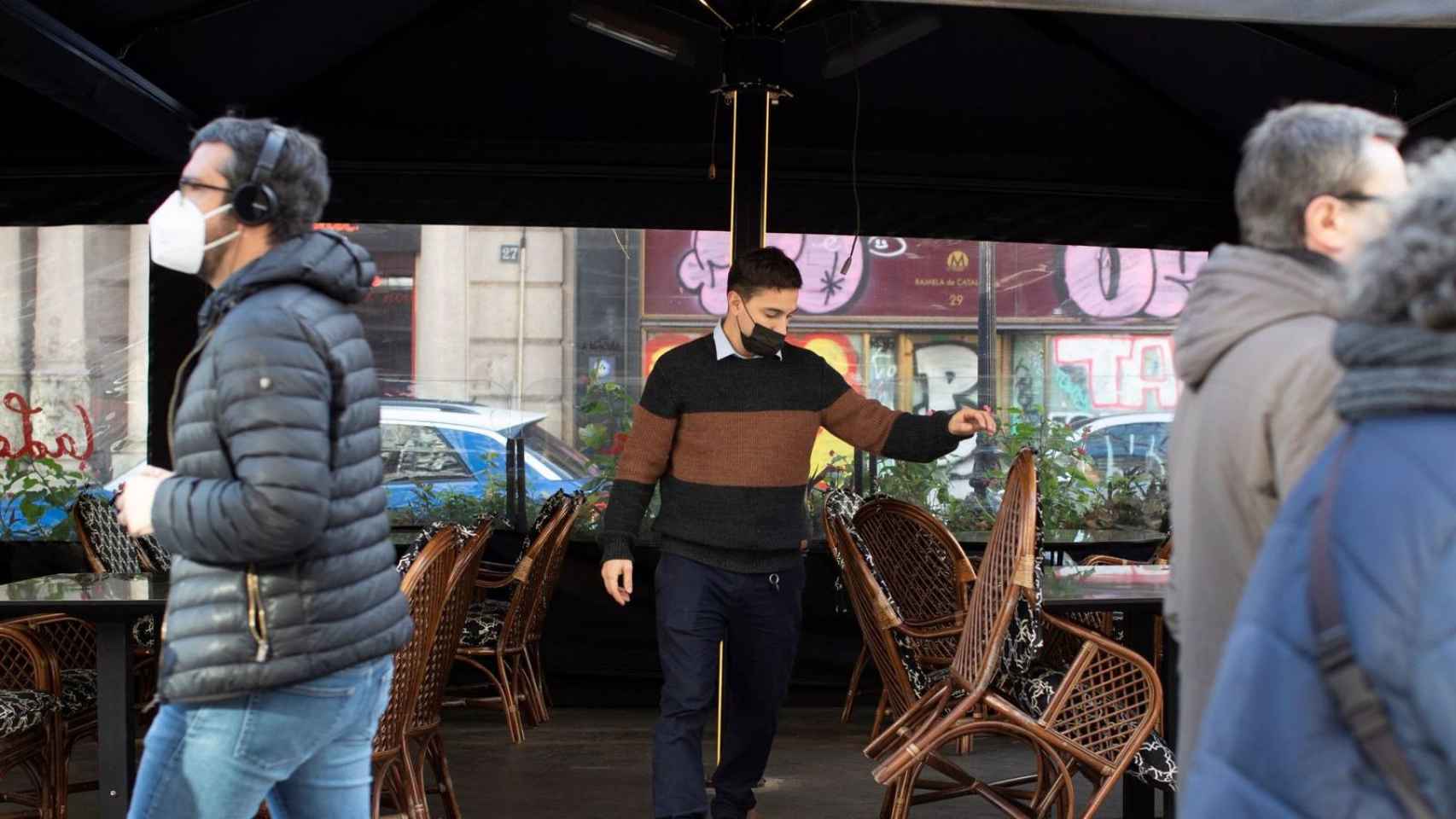 Un trabajador en la terraza de un bar en Barcelona / EFE