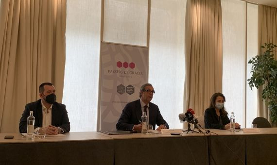 Representantes de l'Associació del passeig de Gràcia y del despacho de abogados Zegrí + de Olivar en la rueda de prensa del hotel Majestic / V.M.