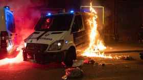 Incendian un furgón de la Guardia Urbana durante la manifestación en defensa de la libertad de Pablo Hasél / EUROPA PRESS - Lorena Sopêna i Lòpez