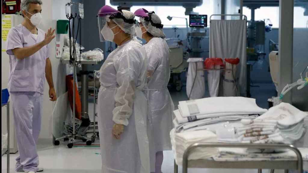 Sanitarios en la UCI de un hospital / EFE