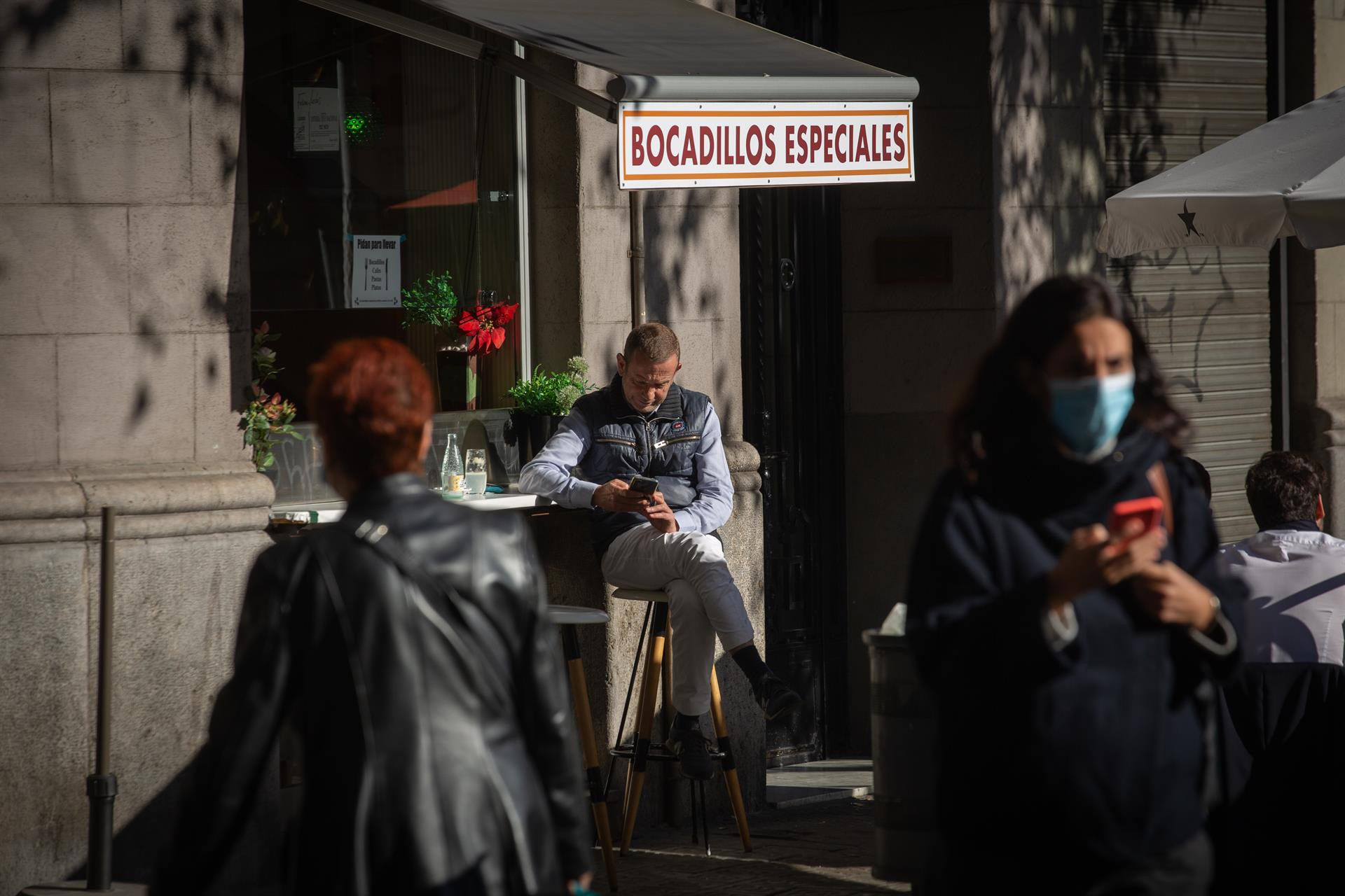 Archivo - Un hombre en una terraza de Barcelona / EUROPA PRESS - David Zorrakino