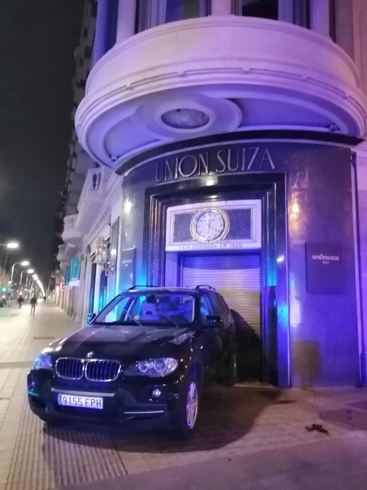 Ladrones estampan un coche contra la joyería Unión Suiza en la Diagonal / CEDIDA