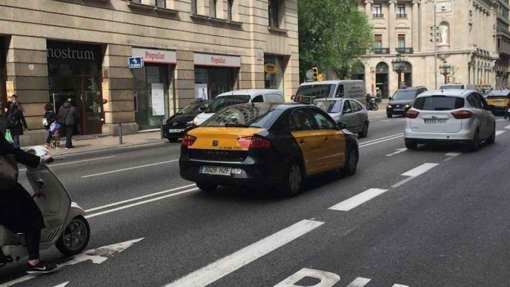 Tráfico en vía Laietana, ahora una arteria tomada por los vehículos / AV