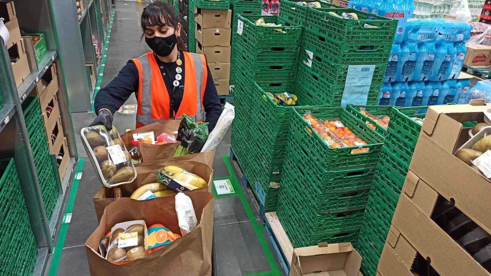 Trabajadora de Amazon preparando un pedido en un almacén de la compañía / AMAZON