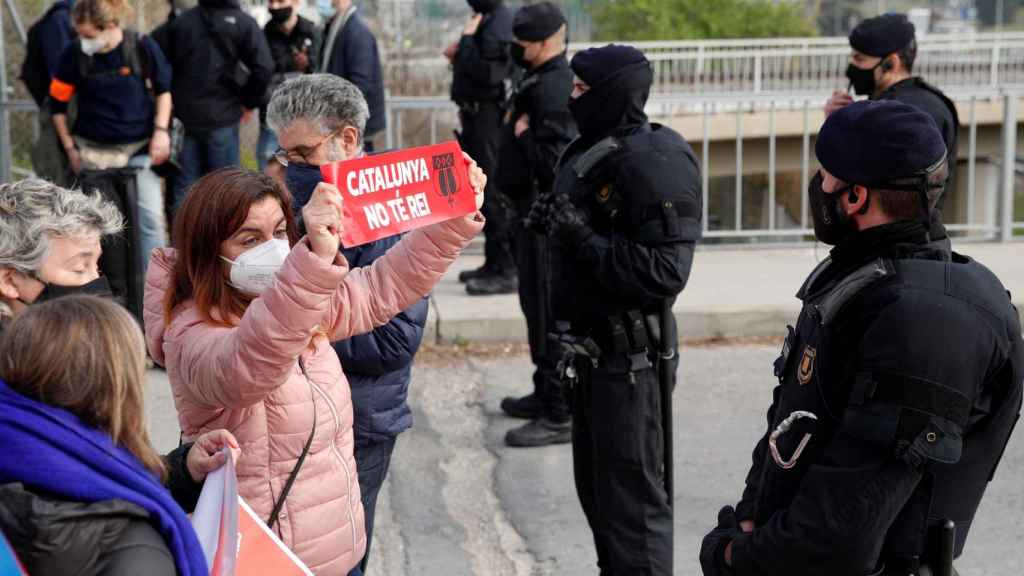 Los Mossos d'Esquadra impiden el paso a un grupo de manifestantes durante la visita del Rey a Barcelona / EFE - Alejandro García