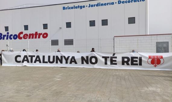 Manifestantes cuelgan una pancarta frente la puerta de Seat de Martorell contra la visita del Rey / EUROPA PRESS