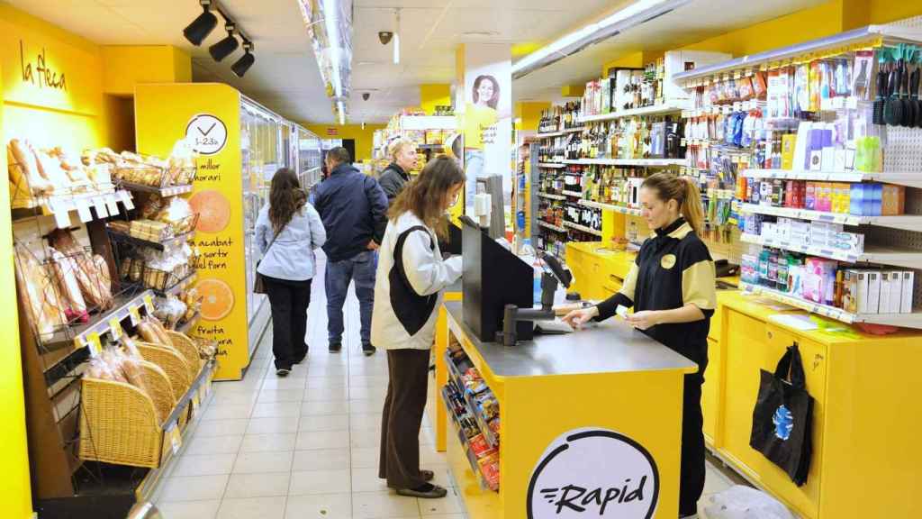 Interior de un supermercado Caprabo Rapid / CAPRABO