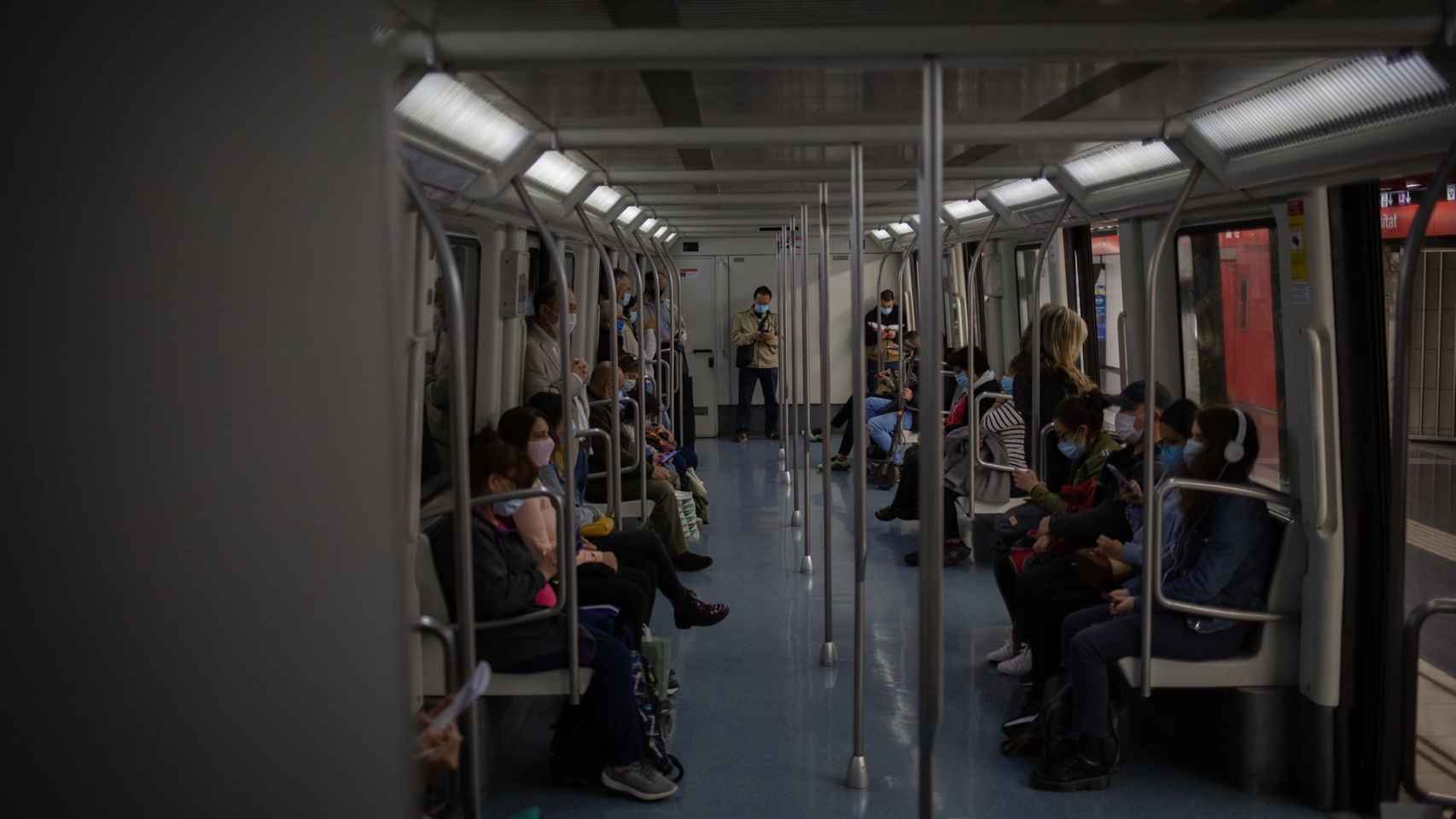 Varias personas viajan en el metro de Barcelona / EUROPA PRESS - David Zorrakino