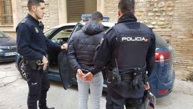 Agentes de la Policía Nacional con un detenido