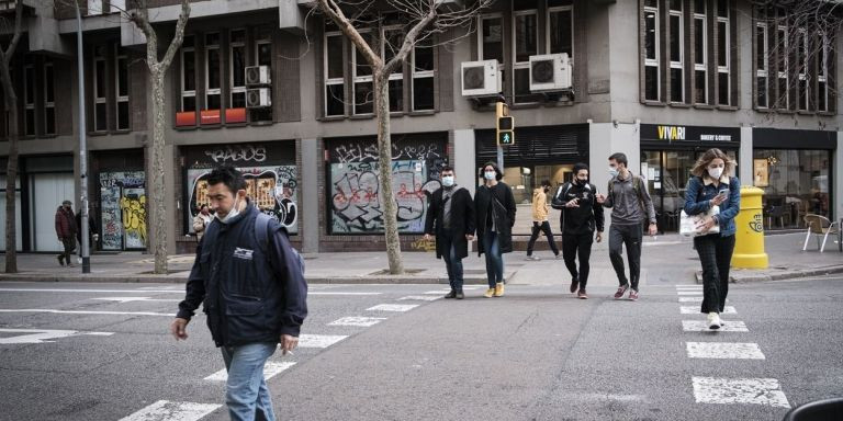 Peatones cruzan por un paso de cebra por la calle Muntaner / PABLO MIRANZO