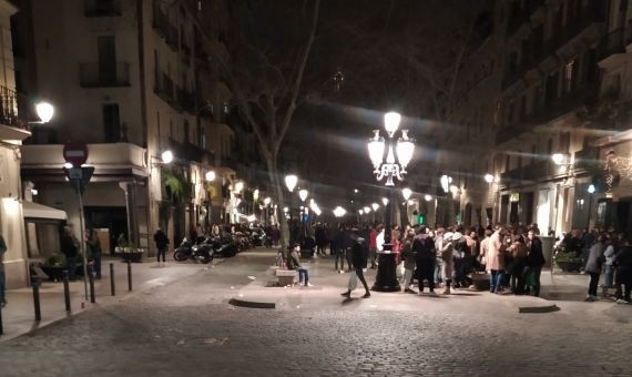 Las concentraciones de gente bebiendo son ya habituales en el paseo del Born