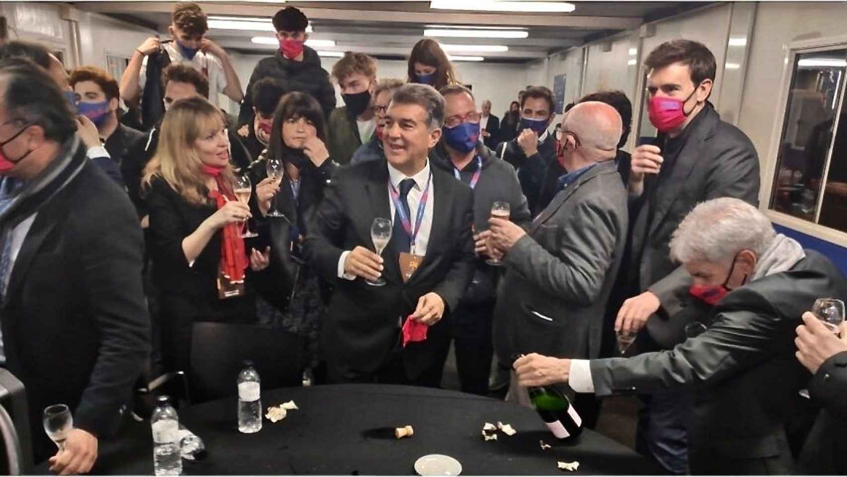 Joan Laporta celebra con cava su regreso a la presidencia del Barça / ESTIMEM EL BARÇA