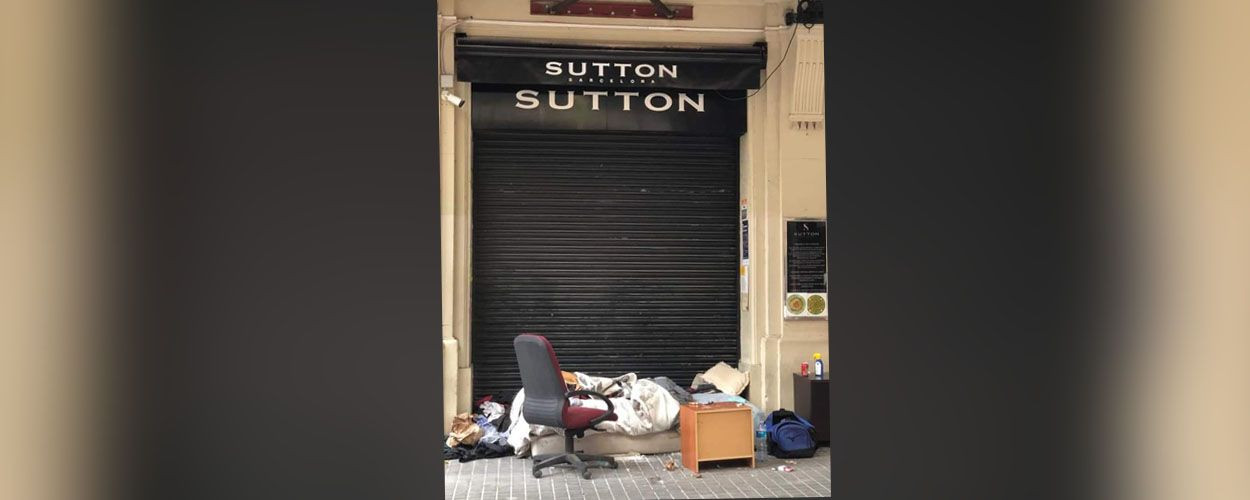 Un sintecho duerme frente a la discoteca Sutton de Barcelona