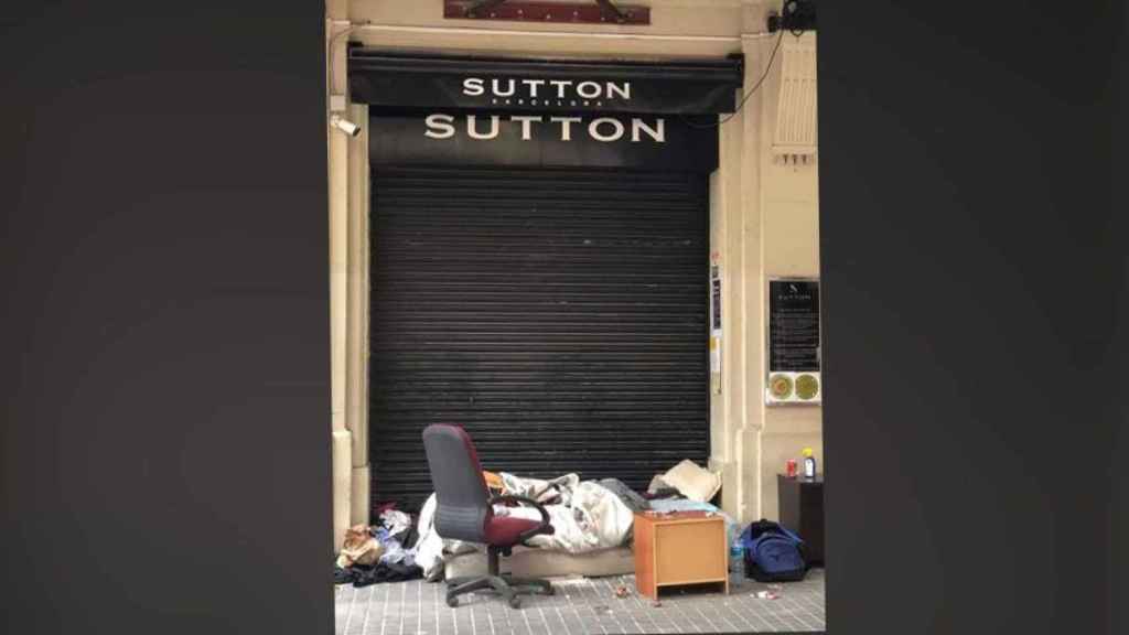 Un sintecho duerme frente a la discoteca Sutton de Barcelona