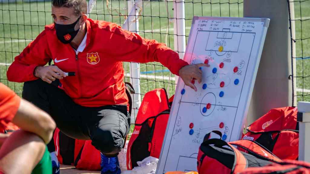 Luis García, entrenador de la Damm, uno de los clubes históricos de Barcelona / CEDIDA