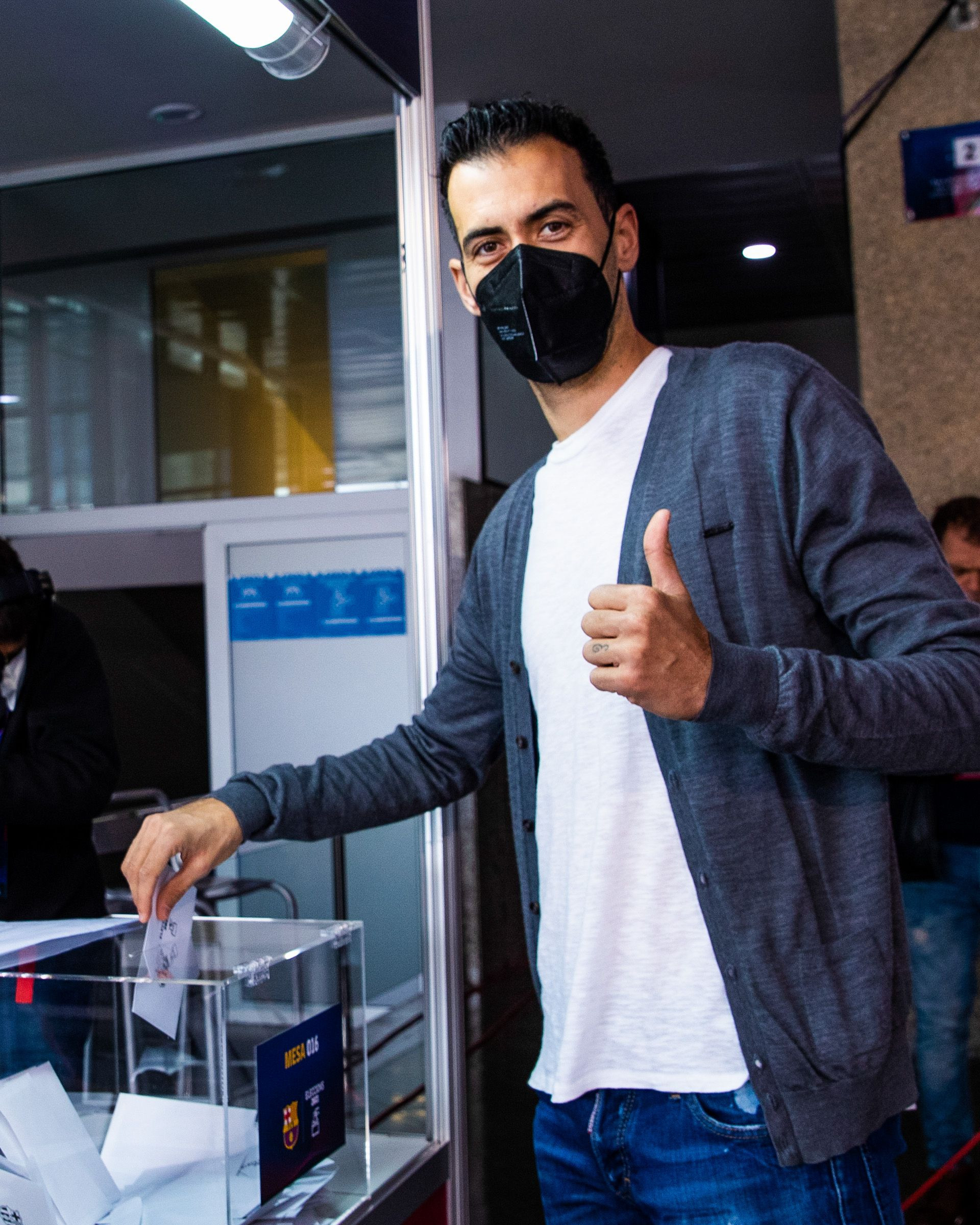 Sergio Busquets emitiendo su voto/ FC BARCELONA