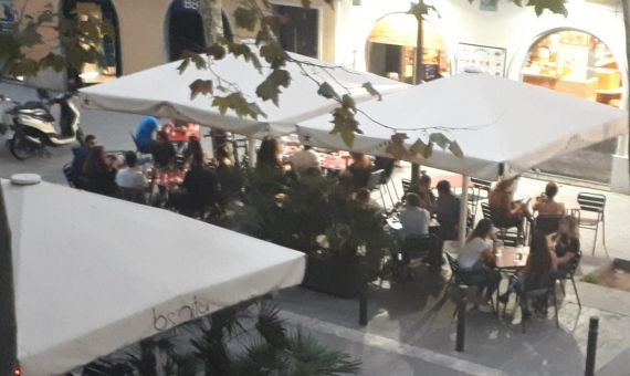 Mesas con más de seis comensales en una terraza de la calle del Almirall Churruca / CEDIDA