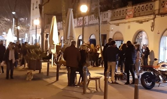 Aglomeración de gente a las 20.00 horas en la calle del Almirall Churruca de la Barceloneta / CEDIDA