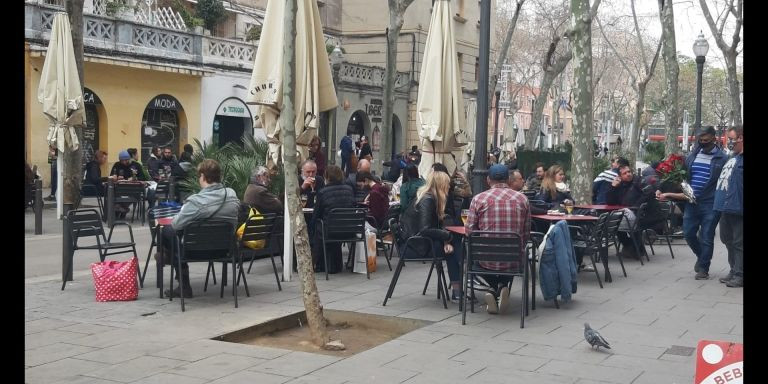 Una terraza de la calle del Almirall Churruca de la Barceloneta llena de gente / CEDIDA