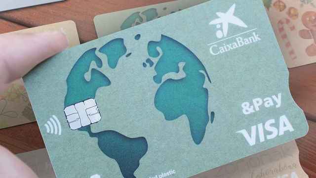 Una tarjeta de Caixabank fabricada con materiales biodegradables / CAIXABANK