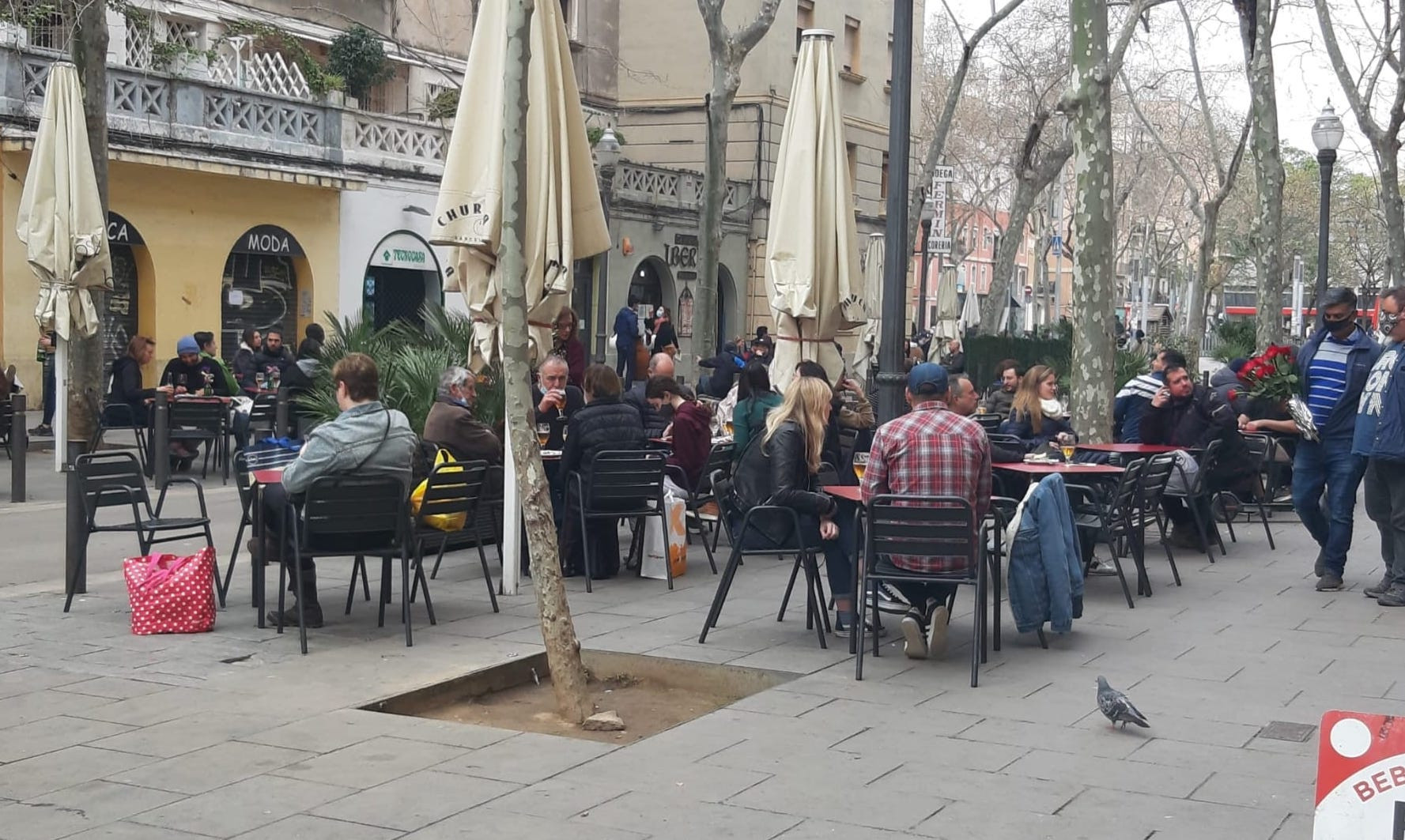 Una terraza de la calle del Almirall Churruca de la Barceloneta llena de gente / CEDIDA