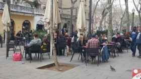 Una terraza de la calle del Almirall Churruca de la Barceloneta llena de gente / CEDIDA