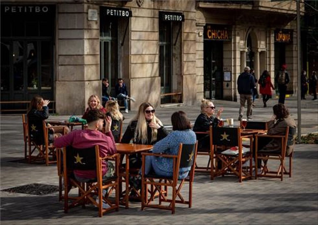 Terraza de un bar del centro de Barcelona / EFE - ENRIC FONTCUBERTA