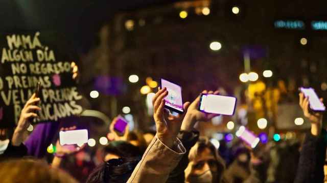 Durante la protesta, las manifestantes han alzado sus móviles luciendo el color morado en la pantalla, iluminado con el color feminista el paseo de Gràcia/ E.G