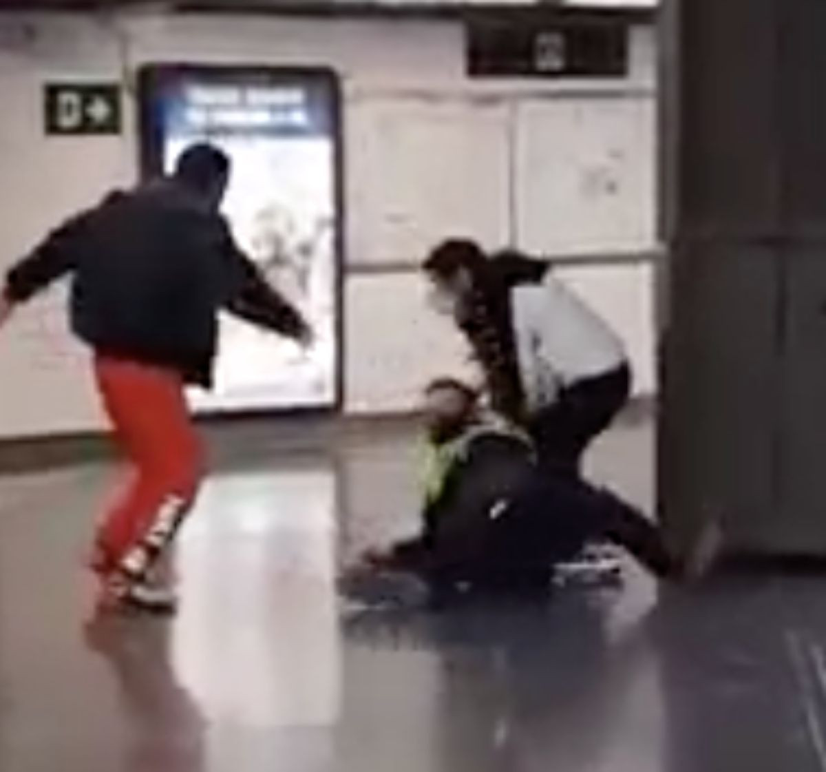 Momento de una sonada agresión a un vigilante en la estación de metro de la Sagrera / CEDIDA