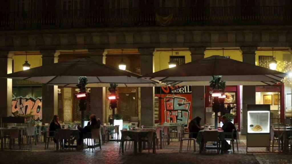 Varias personas en la terraza de un bar / EFE