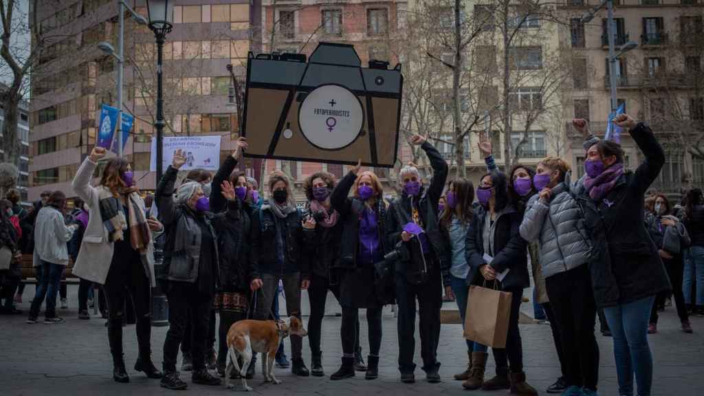 Mujeres comunicadoras se han concentrado este lunes 8 de marzo en el Paseo de Gràcia de Barcelona para reclamar el fin de la brecha salarial en su sector y el