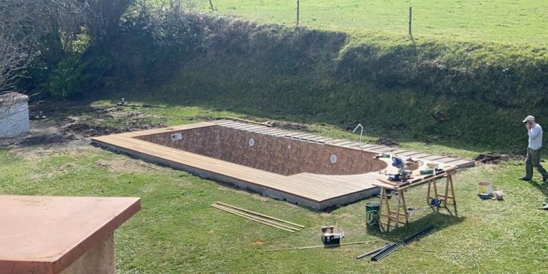 Víctor está trabajando en la piscina de la casa rural de su amiga / CEDIDA