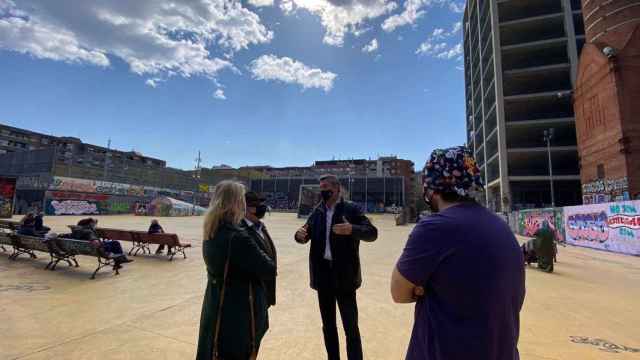 Los concejales de JuntsxCat Jordi Martí y Neus Munté visitan el parque de las Tres Xemeneies / JUNTSXCAT