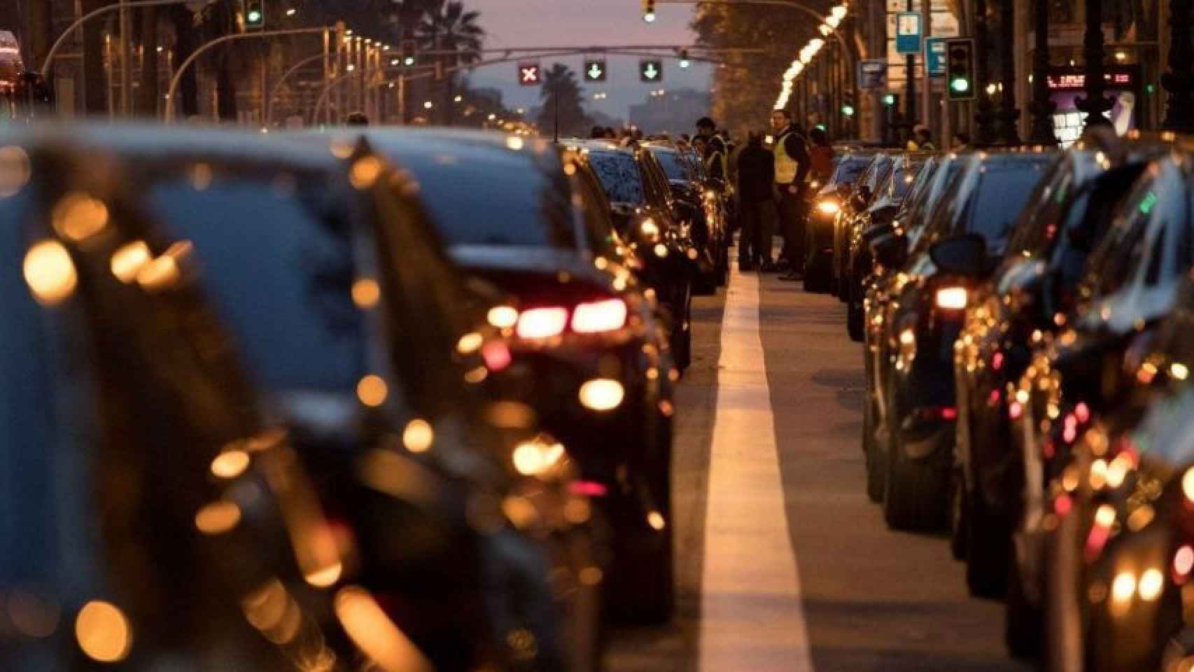 Vehículos VTC en la avenida Diagonal de Barcelona / EFE