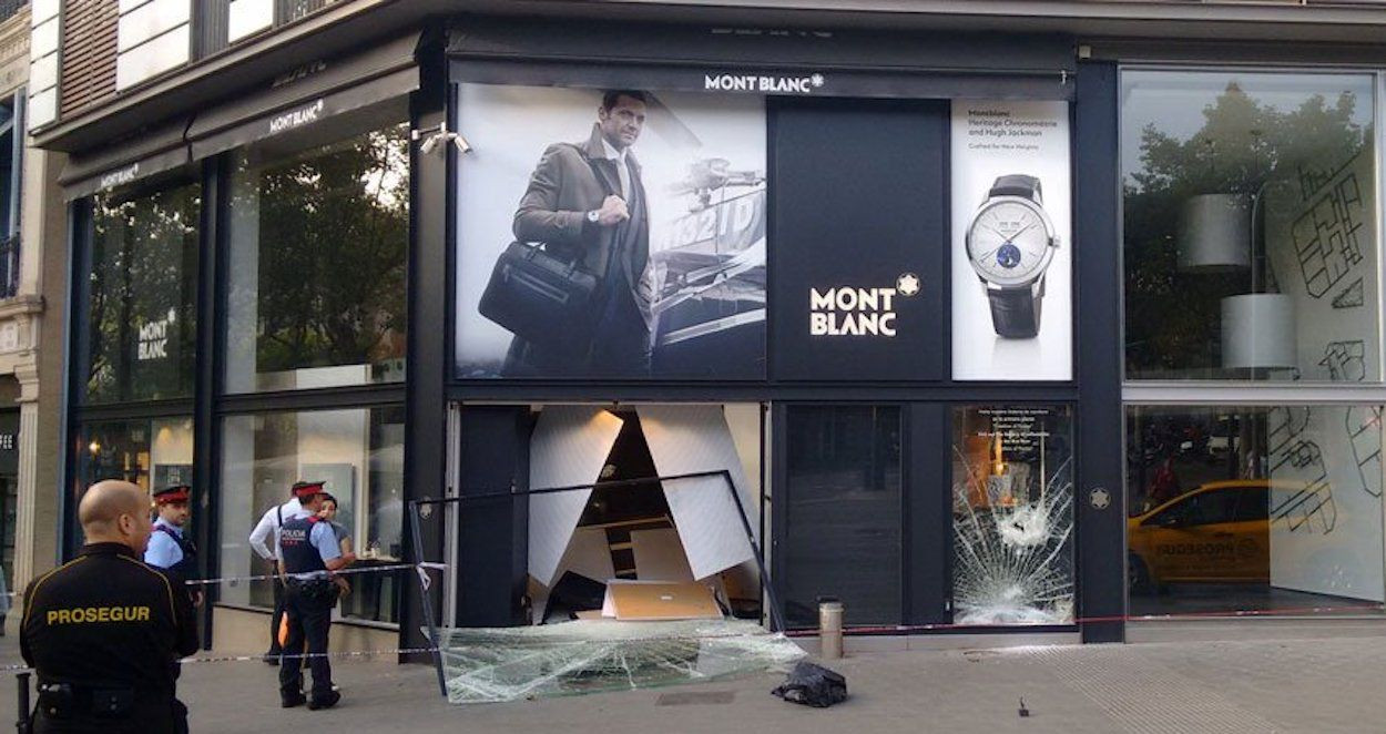 Una patrulla de Mossos en el exterior de la tienda Montblanc, saqueada con el método de alunizaje / ARCHIVO