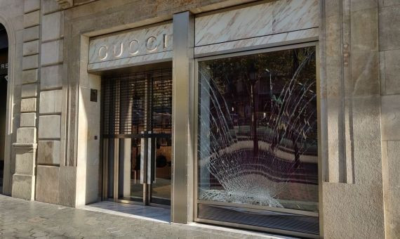 Tienda de Gucci del paseo de Gràcia con los escaparates rotos tras un saqueo / ARCHIVO