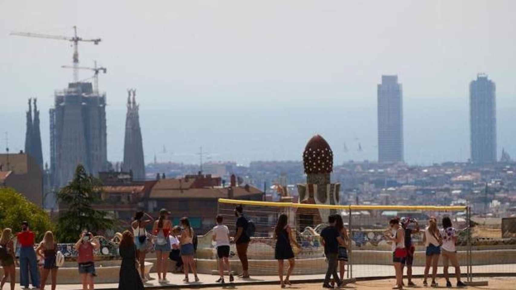 Visitantes en el parque Güell de Barcelona / EFE