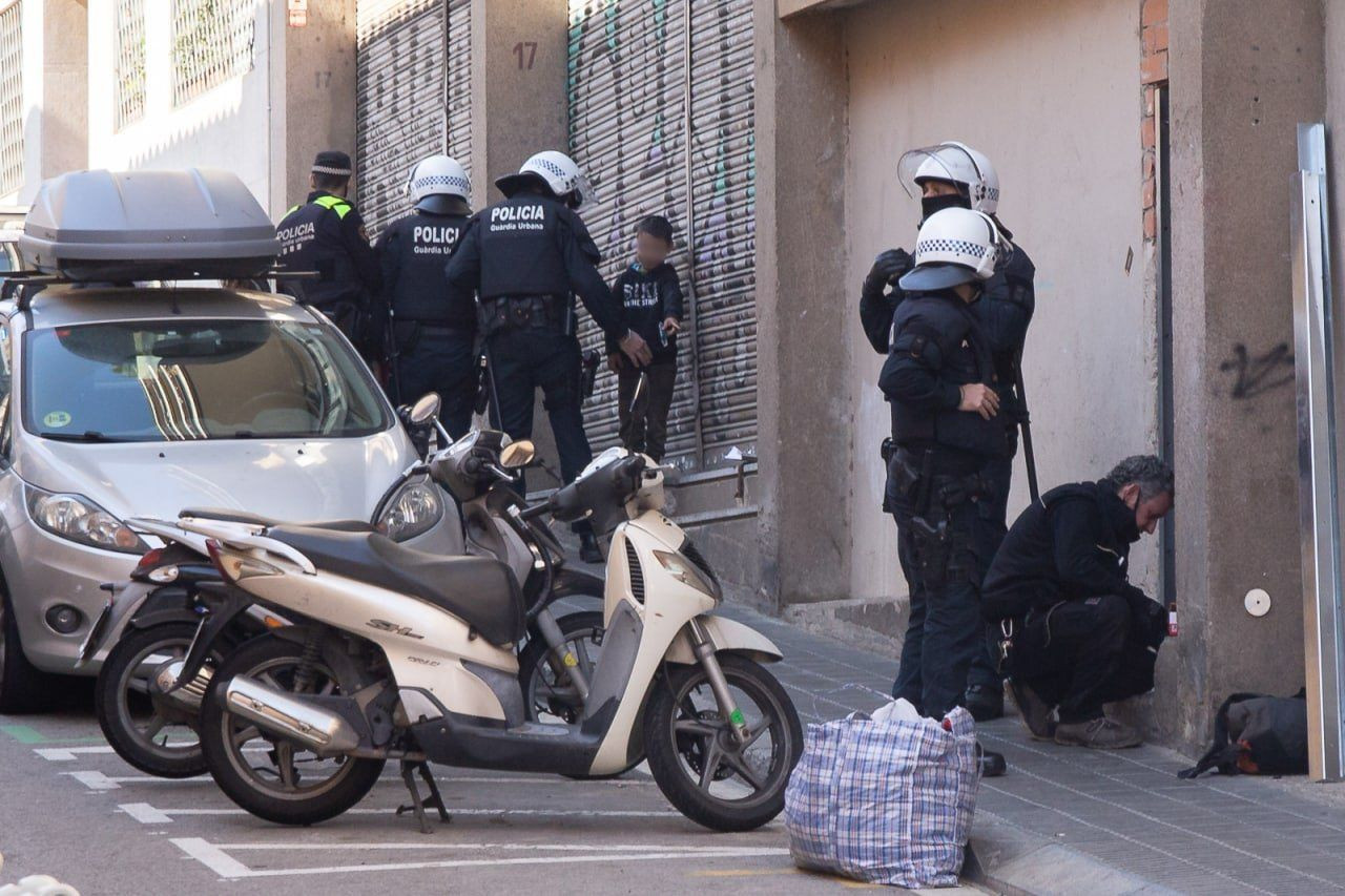 Desahucio a una familia de un local de Blackstone en Gràcia / SINDICAT D'HABITATGE DE VALLCARCA