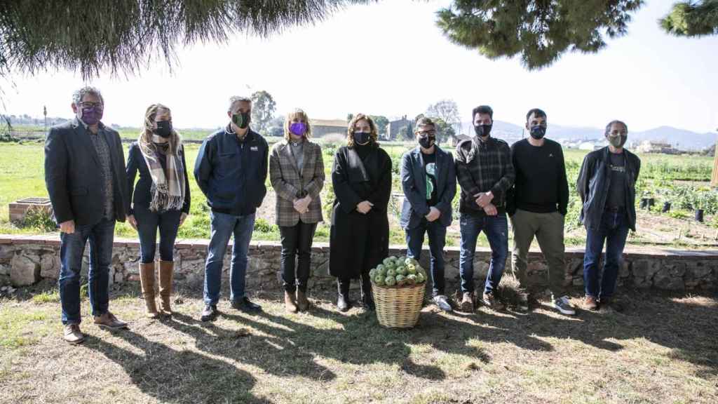 La presidenta del AMB y alcaldesa de Barcelona, Ada Colau; el alcalde del Prat, Lluís Mijoler, y la alcaldesa de Sant Boi, Lluïsa Moret, en el acto de presentación de