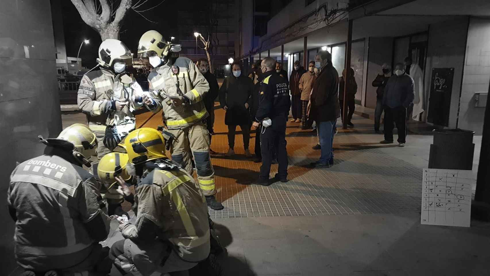 Los Bomberos, ante el bloque de pisos incendiado en Molins de Rei / GUARDIA URBANA DE MOLINS DE REI