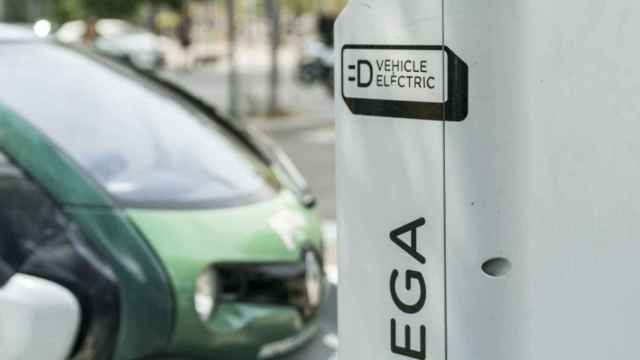 Punto de carga de vehículos eléctricos en Barcelona / AJ BCN