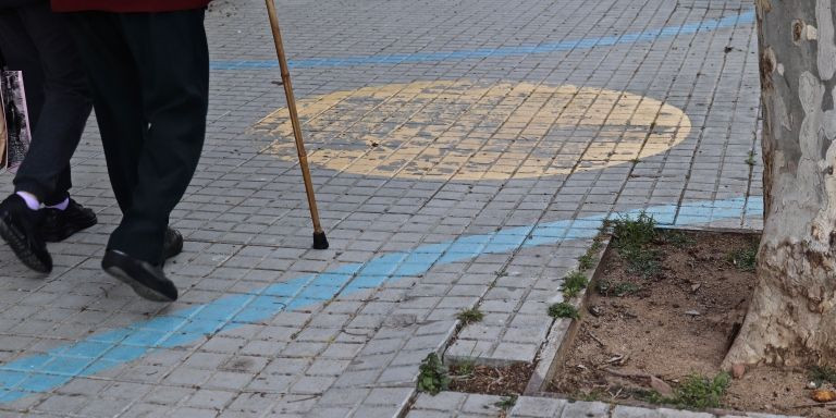 Los dibujos pintados en el suelo en gran parte de la Superilla están deteriorados/ ELISABET GONZALEZ