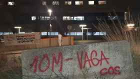 Pintadas por la huelga de sanitarios a las puertas del Hospital de Mataró / COS