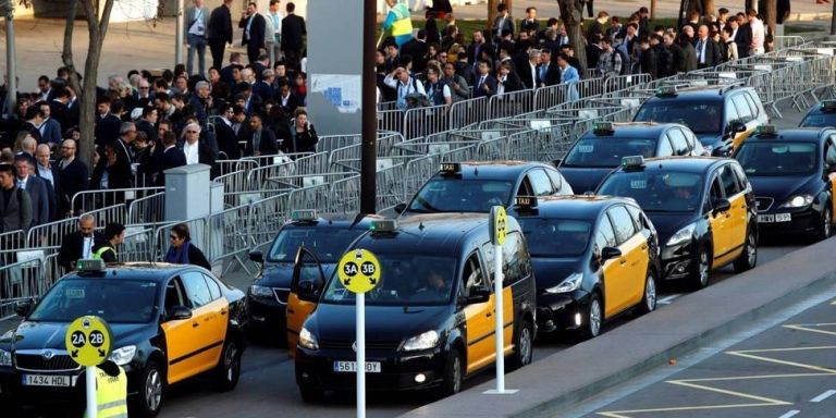 Colas de taxis en una edición anterior del Mobile / EFE